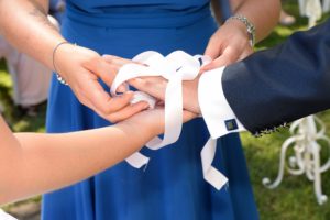 Cérémonie symbolique, cérémonie sur-mesure, rituel personnalisé