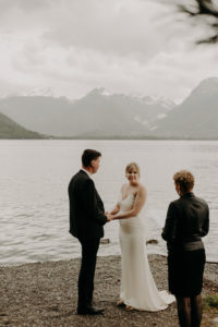 Elopement French Alps. Elopement les pieds dans l'eau.