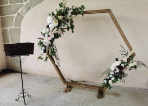 Cérémonie laïque. Arche. Décoration. Lieu de cérémonie. Officiante de cérémonie.