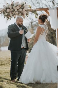 Echange des vœux. Vœux des mariés. Cérémonie sur-mesure. Officiante de cérémonie. Préparation au mariage.