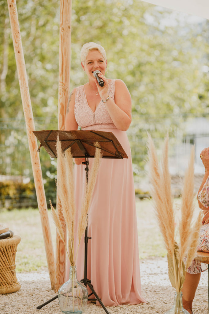 Danièle Cusin, officiante de cérémonie laïque chez Just the way you are - Les Cérémonies de Danièle. Basée en Haute-Savoie, elle célèbre en Savoie, Isère, Ain et Suisse Romande