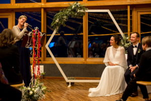 Cérémonie d'hiver à la montagne. Mariage les pieds dans la neige.
Domaine du Baron, Lac de Montriond, Haute-Savoie