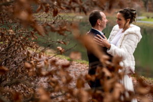 Moment précieux de couple juste avant que la cérémonie ne commence. Une cérémonie laïque de fin d'automne célébrée par Danièle Cusin Just the way you are - Les Cérémonies de Danièle