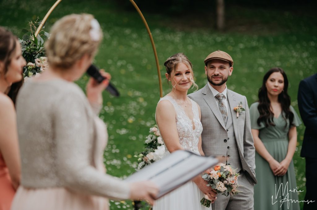 Votre Officiante de cérémonie professionnelle, en pleine célébration