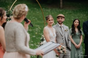 Votre Officiante de cérémonie professionnelle, en pleine célébration