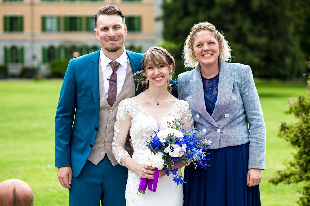 Cérémonie bilingue dans le Jura. J'ai célébré en anglais et en français.